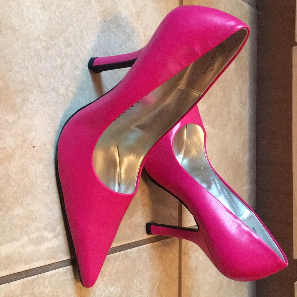 Chinese Laundry Fuchsia pointy pumps